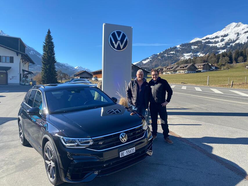 VW Tiguan R für UHC Thun Markus Graber überreicht durch Yannick Wettstein